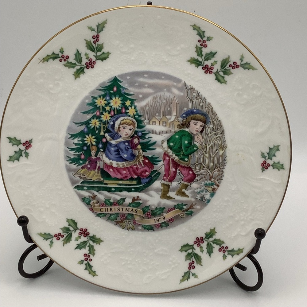 Vintage Royal Doulton 1979 Children Sledding  Collectible Christmas Plate